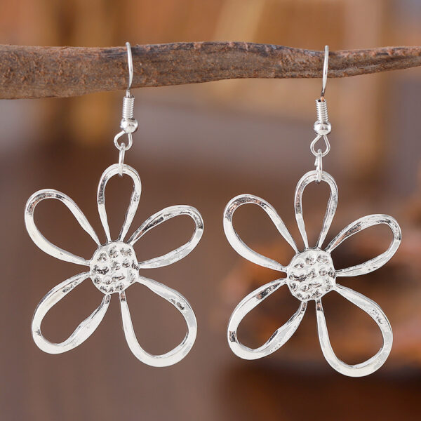 Retro Ethnic Hollow Flower Earrings & Necklace - Image 4