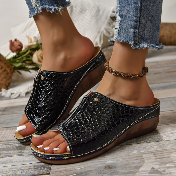 Thick Sole Pattern Wedge Sandals - Image 3